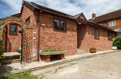 Sudbury Cottage | Discover 27 Swan Street: Family-Friendly & Pet Welcome
