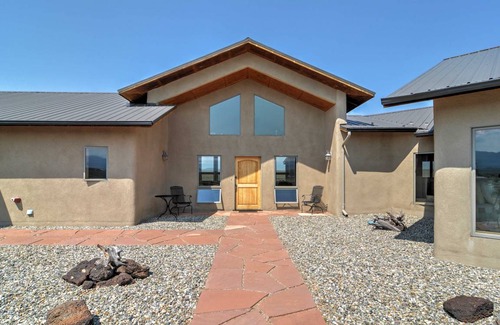 Taos House | Spacious 3-Bedroom Retreat with Lake & Mountain Views