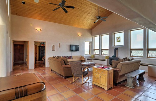 Taos House | Spacious 3-Bedroom Retreat with Lake & Mountain Views