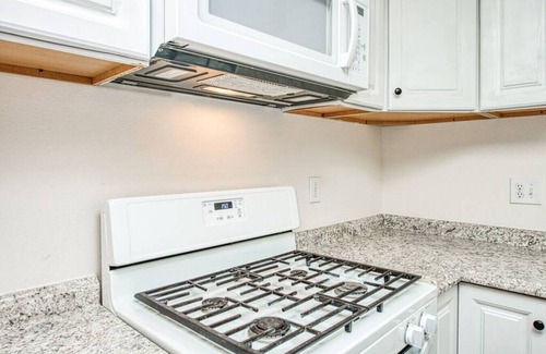 Fresno House | Experience North Fresno's New Back Studio with Kitchen & Breakfast
