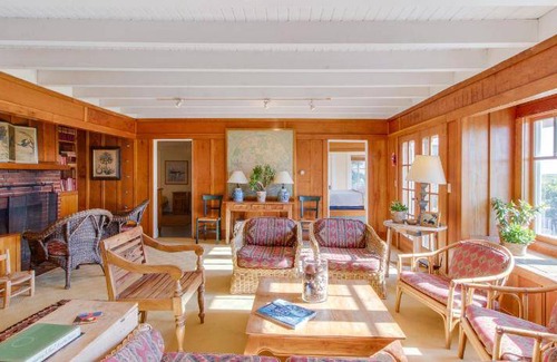 Gearhart House | Spacious 5-Bedroom House for Families with a Cozy Fireplace