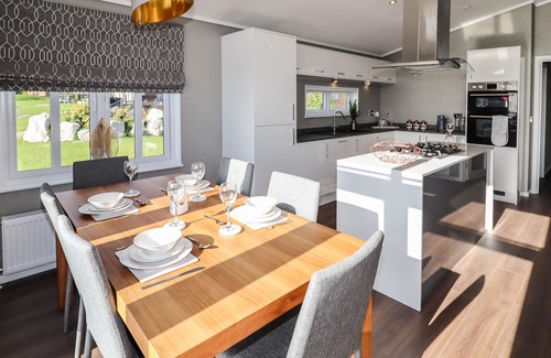 Oakmere Cottage | Delamere Retreat: Pet-Friendly Escape with Hot Tub