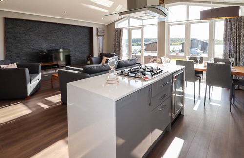 Oakmere Cottage | Delamere Retreat: Pet-Friendly Escape with Hot Tub