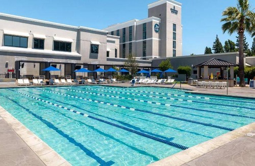 Walnut Creek Hotel | Inviting Hotel for 10 Guests with Pool and Spa Amenities