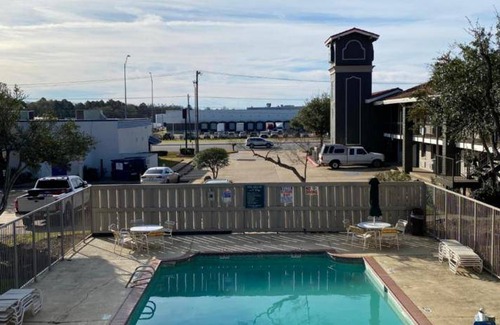 Tyler Hotel | Comfortable 4-Star Hotel with Pool and Pet-Friendly Options