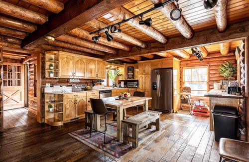 Pleasant View Cabin | Tranquil Log Cabin Near Nashville with Pool & Spa