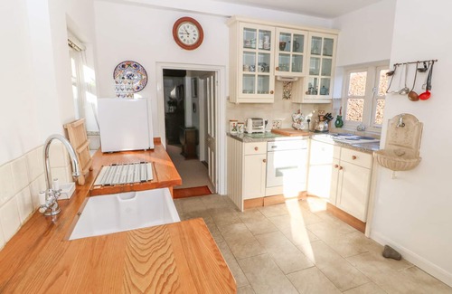 Oxborough Cottage | Family-Friendly 28 Oxborough Cottage with Kitchen & Breakfast
