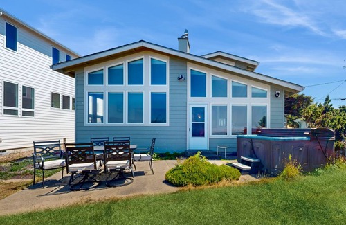 Roads End House | Spacious 4-Bedroom House for 13 Guests with Kitchen