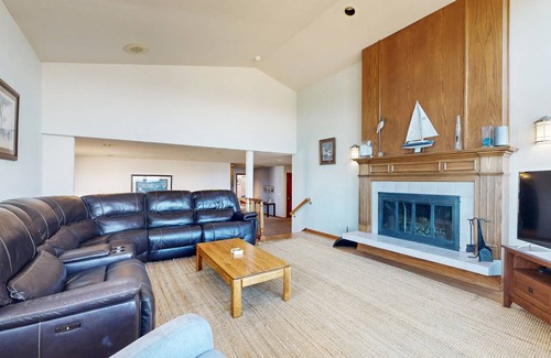 Roads End House | Spacious 4-Bedroom House for 13 Guests with Kitchen