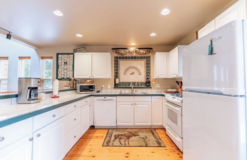 Valley of the Blue Cottage | Experience 281 Sally Circle: Family-Friendly Mountain Retreat