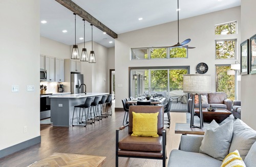 Innsbrook House | Ideal Getaway: Idlewood Treehouse with Hot Tub & Spa