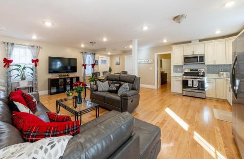 Quincy House | Modern Entire House with Free Parking & Family-Friendly Amenities
