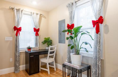 Quincy House | Modern Entire House with Free Parking & Family-Friendly Amenities