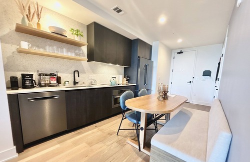 Rainey Street Historic District Condo | Rooftop Pool & City Views in Rainey St Condo