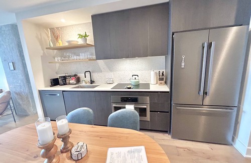 Rainey Street Historic District Condo | Rooftop Pool & City Views in Rainey St Condo