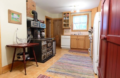 Historic District Cottage | Flexible 29-Day Stay with Spa & Ocean Views in the Rockies