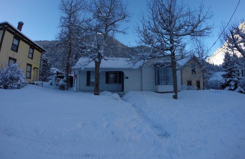 Historic District Cottage | Flexible 29-Day Stay with Spa & Ocean Views in the Rockies