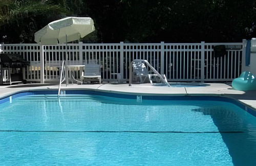 Woodland Hotel | Cozy Motel for 6 with Pool, Kitchen & Breakfast Included