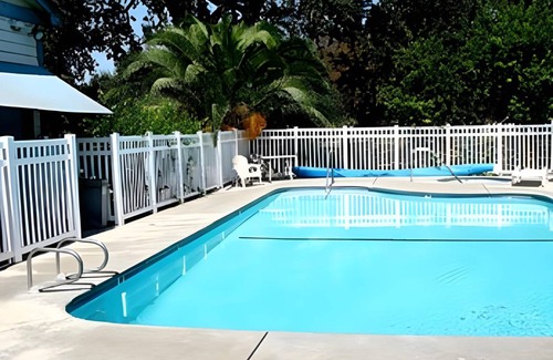 Woodland Hotel | Cozy Motel for 6 with Pool, Kitchen & Breakfast Included