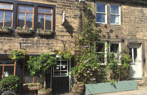 Haworth House | Inviting Stays at 29 Main Street: Pet & Child Friendly!