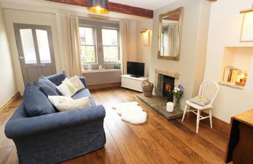 Haworth House | Inviting Stays at 29 Main Street: Pet & Child Friendly!