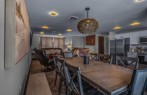 Middletown House | Modern 5 Bedroom Retreat with Kitchen & Pet-Friendly Options