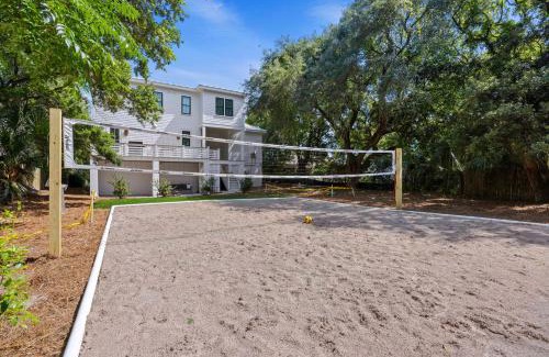 Isle of Palms House | 2905 Palm Blvd: Pet-Friendly Haven with Pool Access