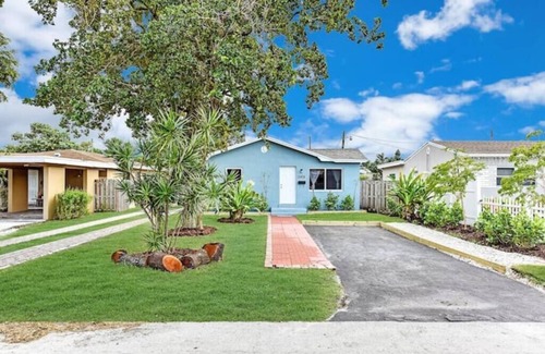 Highland Garden Villa | Discover 2908 Hollywood: Family-Friendly Hotel in LA
