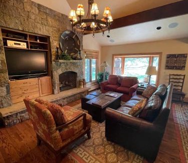 Eagle-Vail House | 294-E Larkspur Lane