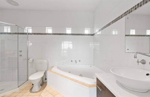 Middleton House | Family-Friendly Beachfront Retreat at 2A Newell Ave