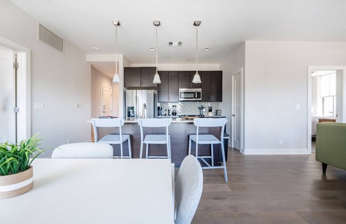 Downtown Baltimore Apartment | Elegant Downtown Suite with Rooftop Deck & Gym Access