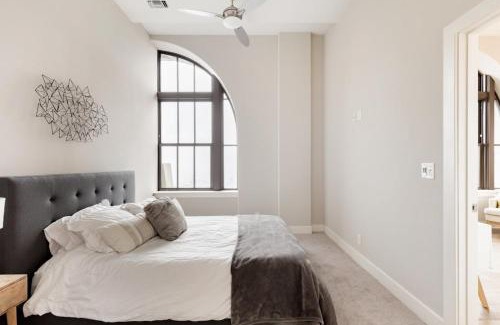 Downtown Baltimore Apartment | Stylish Downtown Suite with Rooftop Deck & Gym Amenities