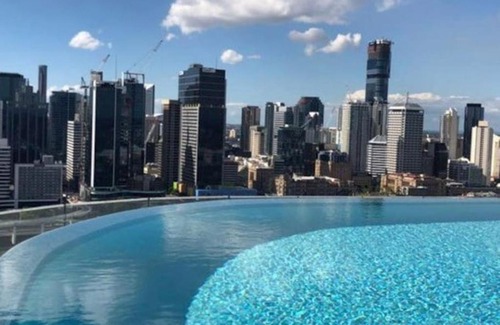South Brisbane Apartment | City View 2B Apartment - Rated 10/10 by Guests!