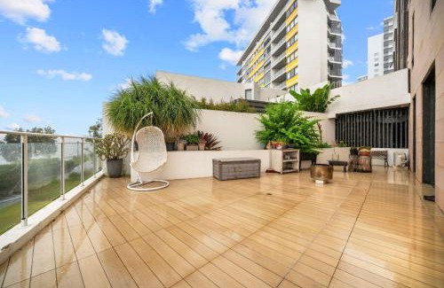 Rhodes Apartment | Serene 2B APT with Waterfront Views & Family-Friendly Amenities