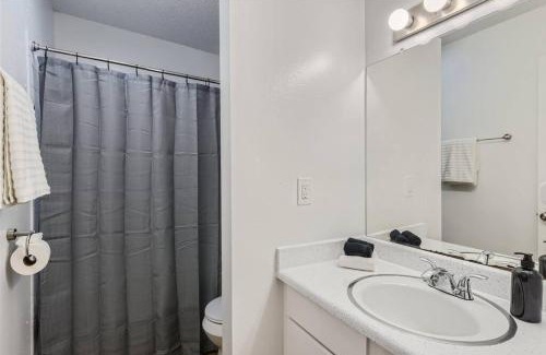 Bouldin Apartment | Cozy 2B Getaway - Pool Access and Downtown Walkability