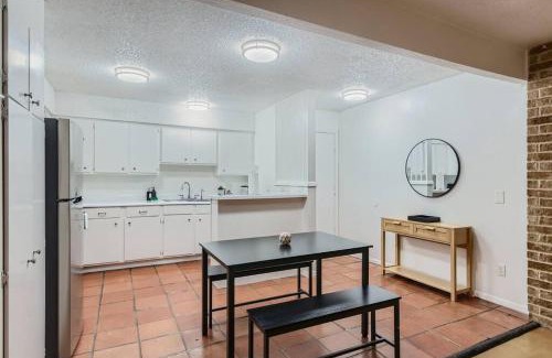 Bouldin Apartment | Cozy 2B Getaway - Pool Access and Downtown Walkability