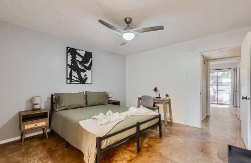Bouldin Apartment | 2B Getaway Steps to Dtwn - Sleeps 6 - Pool, Prkg