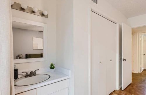 Bouldin Apartment | 2B Getaway Steps to Dtwn - Sleeps 6 - Pool, Prkg