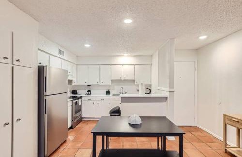 Bouldin Apartment | 2B Getaway Steps to Dtwn - Sleeps 6 - Pool, Prkg