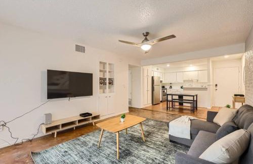 Bouldin Apartment | 2B Getaway Steps to Dtwn - Sleeps 6 - Pool, Prkg
