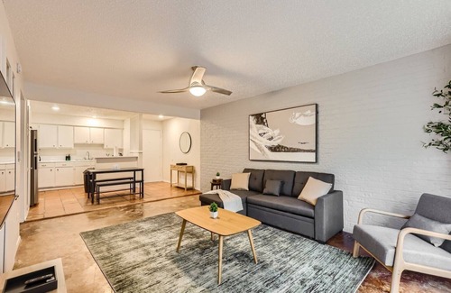 Bouldin Apartment | 2B Getaway Steps to Dtwn | Sleeps 6 | Pool, Prkg