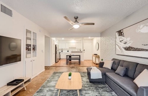 Bouldin Apartment | 2B Getaway Steps to Dtwn | Sleeps 6 | Pool, Prkg