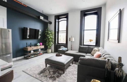 Downtown Historic District Apartment | Prime 2B Stay in Easton with Spa and Breakfast Options!