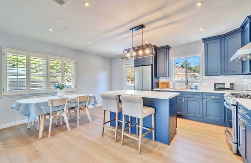 Monrovia House | 2b1b Charming House|Spacious Backyard|BBQ Area|Washer & Dryer #42339