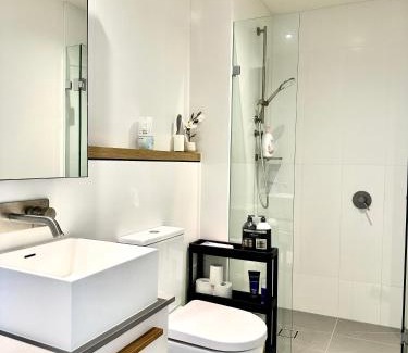 West Melbourne Apartment | Cozy 2B1B Near Train Station with Free Parking & Breakfast