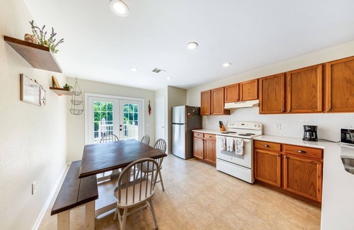 Austin House | Pet-Friendly 2B2B Home with Backyard in South Austin