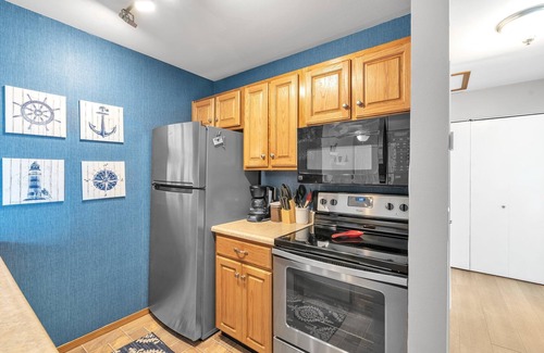 Port Clinton Condo | Guest Rated 10/10: Lake/Riverview Condo with Pool & Spa