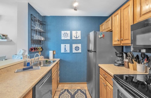 Port Clinton Condo | Guest Rated 10/10: Lake/Riverview Condo with Pool & Spa