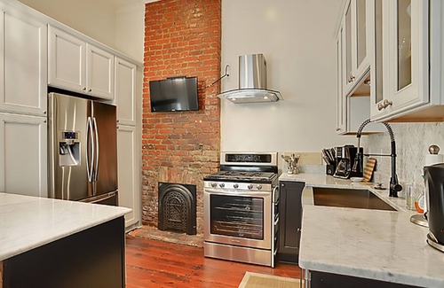 East Riverside House | Cozy 2bd/2b Irish Channel Retreat with Breakfast Included
