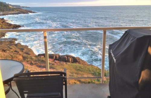 Depoe Bay Condo | Ocean Front Whale Watching Retreat with Pool and Spa